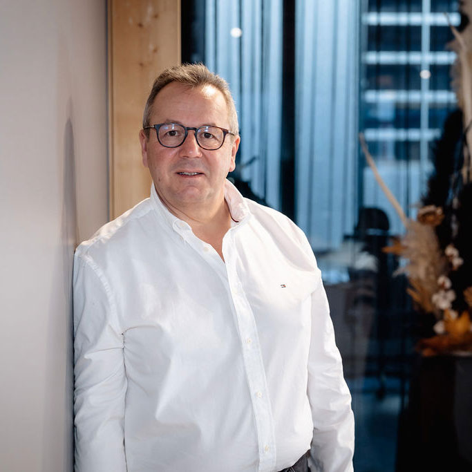 Keim Projektentwicklung - Schreinermeister Helmut Keim lehnt lässig an der Wand