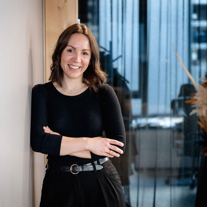 Keim Projektentwicklung - Architektin Stefanie Hofbrucker lehnt lässig an der Wand