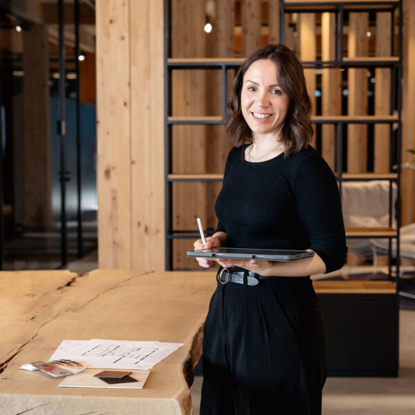 Architekturbüro Keim - Stefanie Hofbrucker arbeitet am Tablet